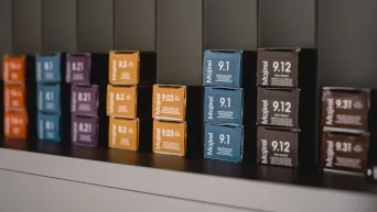 Farbprodukte von L’Oréal im Regal