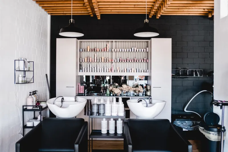 Waschplätze im Salon